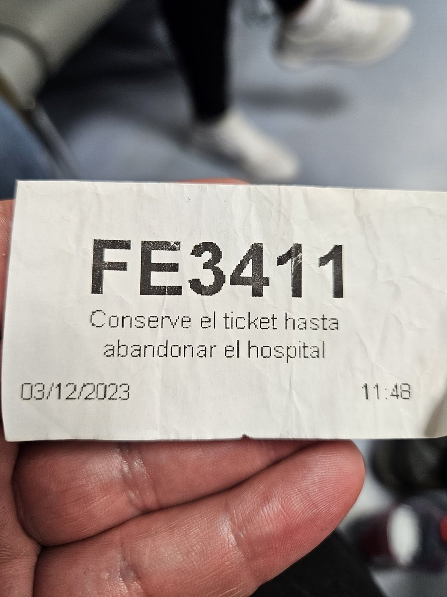 AlvaroFedz's tweet photo. Llegar a urgencias y ver cola para admison. Después de media hora conseguir llegar a la ventanilla... Pero 6 horas después no haber pasado a consulta es increíble. Profesionales diciendo que si no es urgente que vuelvan otro día. De mi sueldo sale este tipo de atención... https://t.co/RQRLRQFX71