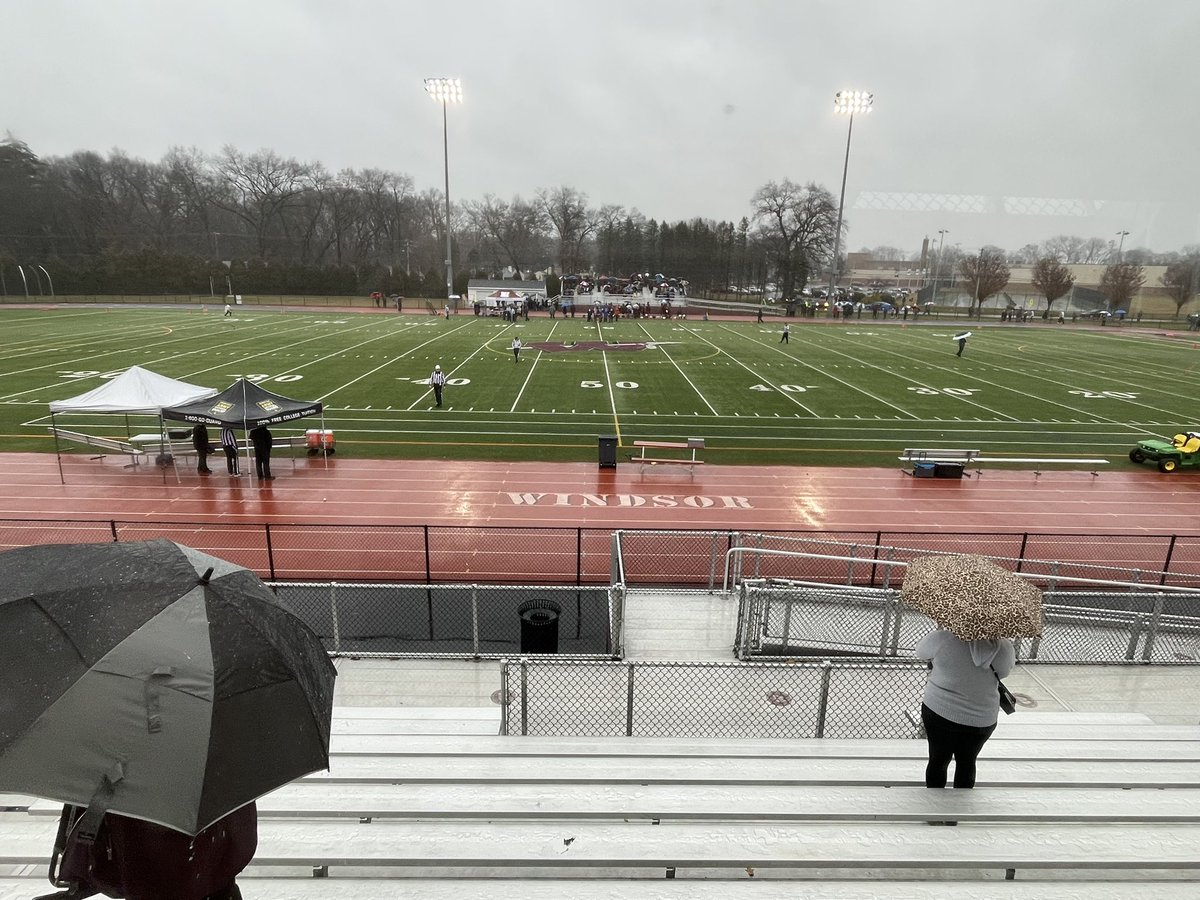 Class MM semifinal: Windsor-North Haven to start in 10 minutes on a cold rainy day #cthsfb