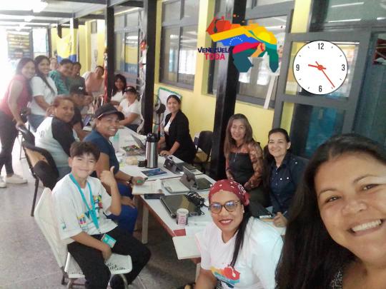 Así vamos en la Sala Situacional #5VecesSíPorMiEsequibo ✌🏻🇻🇪✨👏🏻 <a href="/CDCEFuertTiuna/">CDCE Caracas - Parroq El Valle Eje Fuerte Tiuna.</a>.  Eje Fuerte Tiuna. El Valle. Directores, MBF y vocero de la FEVEEM Parroquial Salvador Tavera.
<a href="/NicolasMaduro/">Nicolás Maduro</a> 
<a href="/_LaAvanzadora/">Yelitze Santaella</a> 
@CDCECaracas 
@MPPEDUCACION