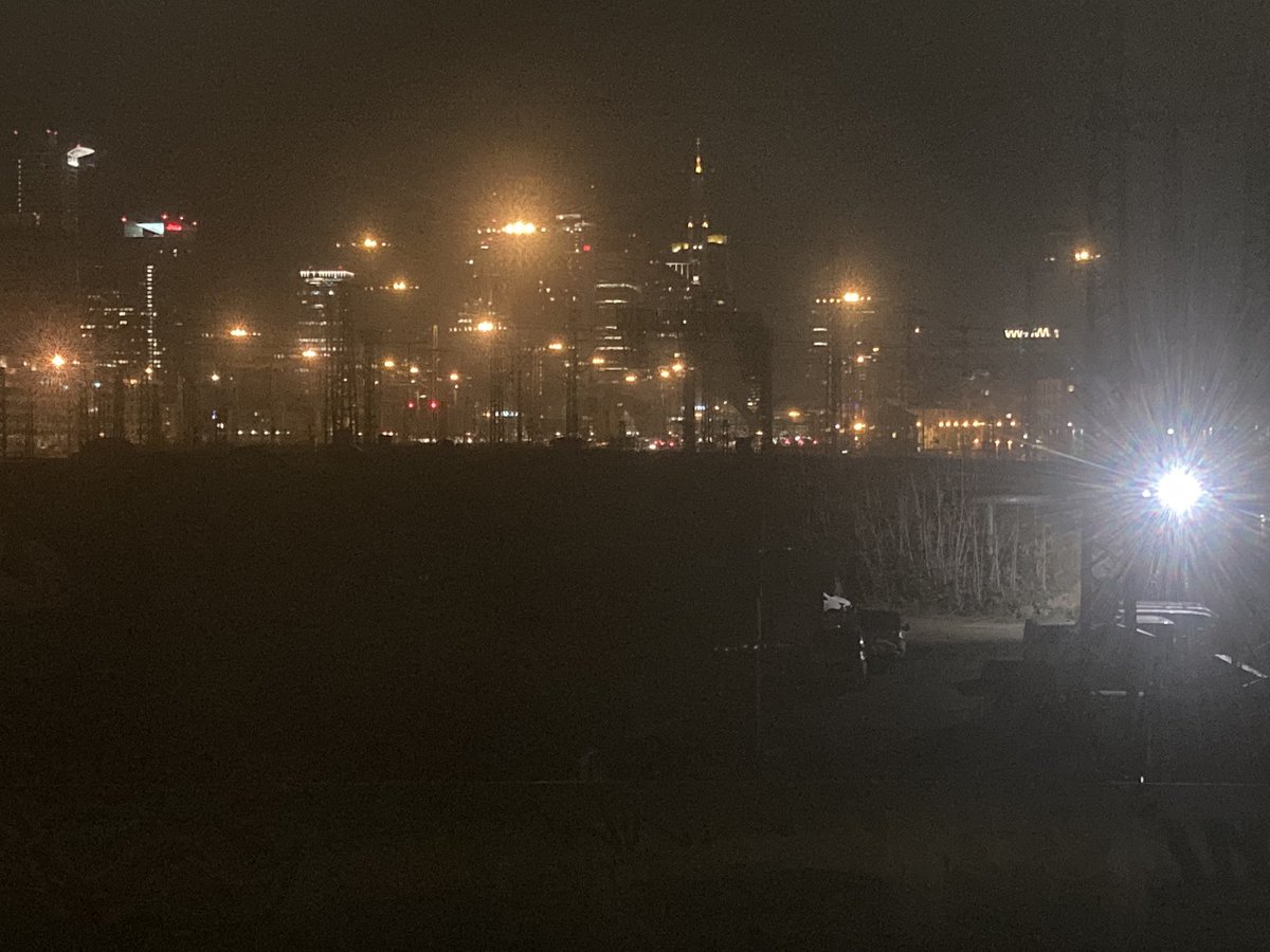 Jens_Joachim's tweet photo. 🚊 DANKE @DB_Bahn, dass Deine #marodeInfrastraktur dazu führt, dass #RE30 ➡️ #Kassel via #Frankfurt ➡️  #Friedberg wg  #Weichenstörung seit über 1️⃣ Stunde Höhe F Hbf Zwangspause einlegt.
Infos nur sporadisch 
#Ganztoll, Herr @Wissing‼️
#Adventsabend mit Familie #imEimer❗️😤
#Bahn https://t.co/0n3T9rD7AL
