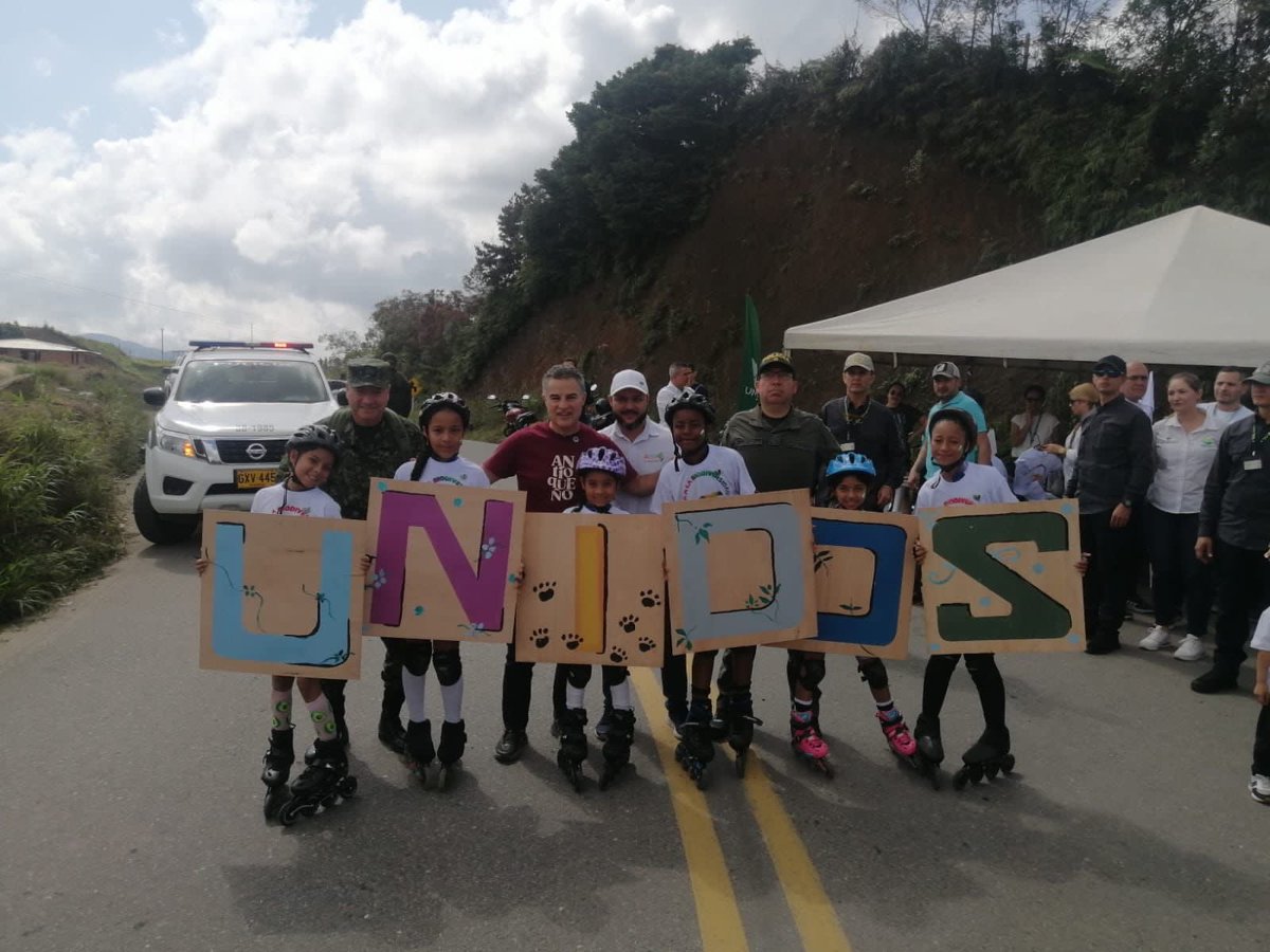 Ejercito_Div7's tweet photo. Hoy el #GeneralMurillo, junto al señor Gobernador de @GobAntioquia y demás instituciones, se unen a la jornada #LaAlegríaDeServir que se lleva a cabo en el municipio de Anorí, donde se realiza la entrega de la pavimentación de la vía Anorí - El Limón.
#Brigada14 https://t.co/3UoHTONrXX