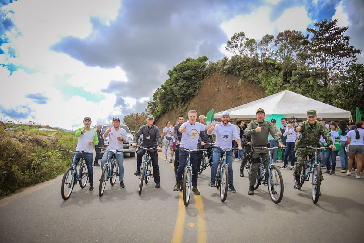 Ejercito_Div7's tweet photo. Hoy el #GeneralMurillo, junto al señor Gobernador de @GobAntioquia y demás instituciones, se unen a la jornada #LaAlegríaDeServir que se lleva a cabo en el municipio de Anorí, donde se realiza la entrega de la pavimentación de la vía Anorí - El Limón.
#Brigada14 https://t.co/3UoHTONrXX