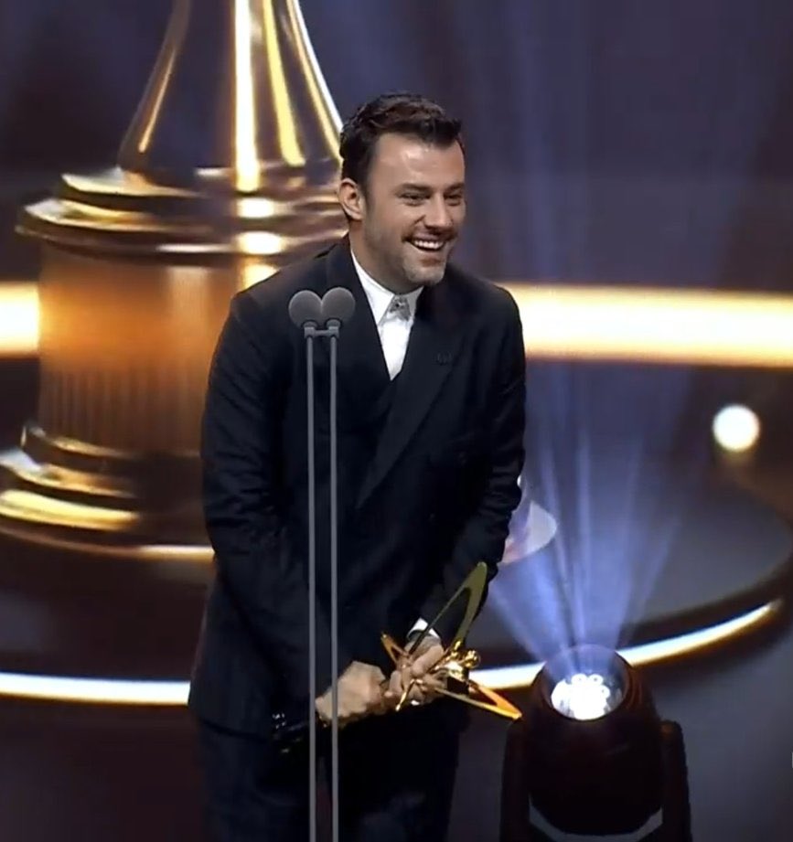 Bir oyunculuk mezunu olarak diyorum ki, bana göre Türkiye'nin en iyisi. Aldığı ödülü çoktan haketmişti. İdolümsün. 
Nicelerine #SalihBademci. #PanteneAltinkelebek