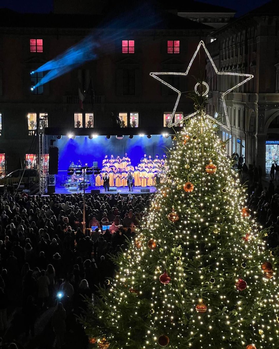 🎄Arriva il Natale e si accende l’albero in piazza Prampolini. Il sindaco Luca Vecchi e l’assessora Mariafrancesca Sidoli hanno lanciato il conto alla rovescia insieme a tutte e tutti i reggiani. Un momento magico accompagnato dal concerto del Sunshine Gospel Choir.