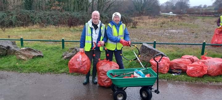 Last #litterpick of 2023. This year we removed an amazing 164 bags of rubbish! Big thanx to our lovely volunteer #litterheroes! @CaerphillyCBC @CaerphillyKWT @PenllwynPrimary @rhi4islwyn @NatResWales @BlackwoodLib @BlackwoodEco #MerryChristmas #lovewhereyoulive