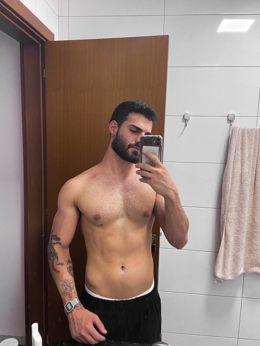 bombsga's tweet image. sempre com um ticket de estacionamento na capinha