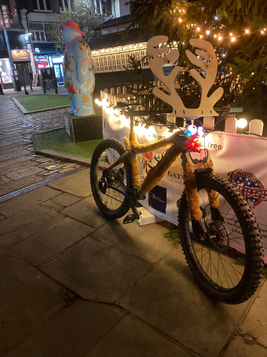 stuart_strange's tweet photo. @Absolutemtb1 Our groups Christmas ride out and meal last night. Chilly, but I won best dressed bike. https://t.co/aPM2UCJIEh