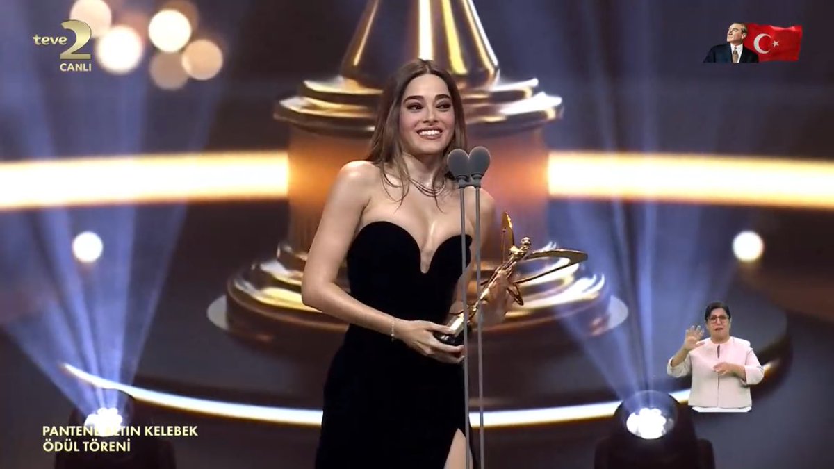 arab2turk's tweet photo. #SimayBarlas
النجمة اللامعة سيماي بارلاس على المسرح 🖤 https://t.co/pFhk3RzfzQ