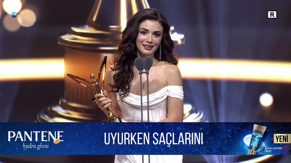 Özge Yağız, one of this year's #PanteneAltınKelebek "Rising Stars" has taken the stage.