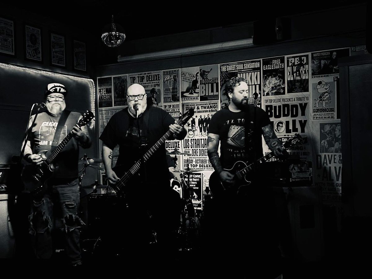 dealerofthedead's tweet photo. Some pics from our show with #vedma opening for @20watttombstone last night #groove #stoner #doom #tiptopdeluxe https://t.co/uuMCpobTMX