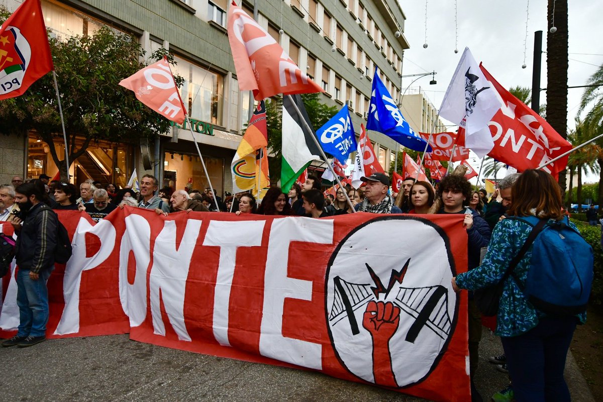 mazzeoantonio's tweet photo. Il popolo #NoPonte è colore, gioia, rabbia.  E voglia di lottare e resistere contro lo stupro dei territori. Il 2 dicembre è stato anche un modo per respirarci e trasmetterci le energie per poter bloccare le ruspe con i nostri corpi  quando avvieranno i cantieri.  #StrettoMessina https://t.co/P5xz3BMtYl