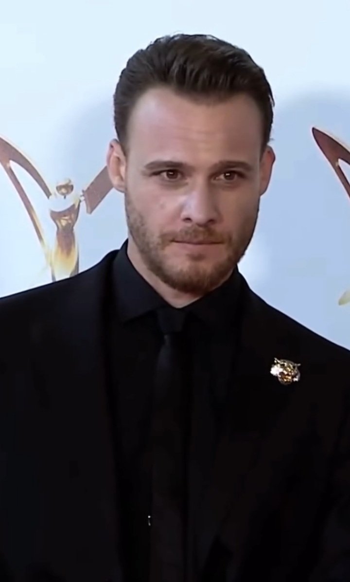 moonflower197's tweet photo. ¿Podemos hablar de lo impresionantemente buenmozo que está #KeremBürsin en los  Pantene Golden Butterfly Awards?! Dios bendiga a quién le hizo el estilismo para el evento y a quién le arregló así el cabello. Está impactante! 🔥🔥🔥 https://t.co/HFQ7z8Frcb
