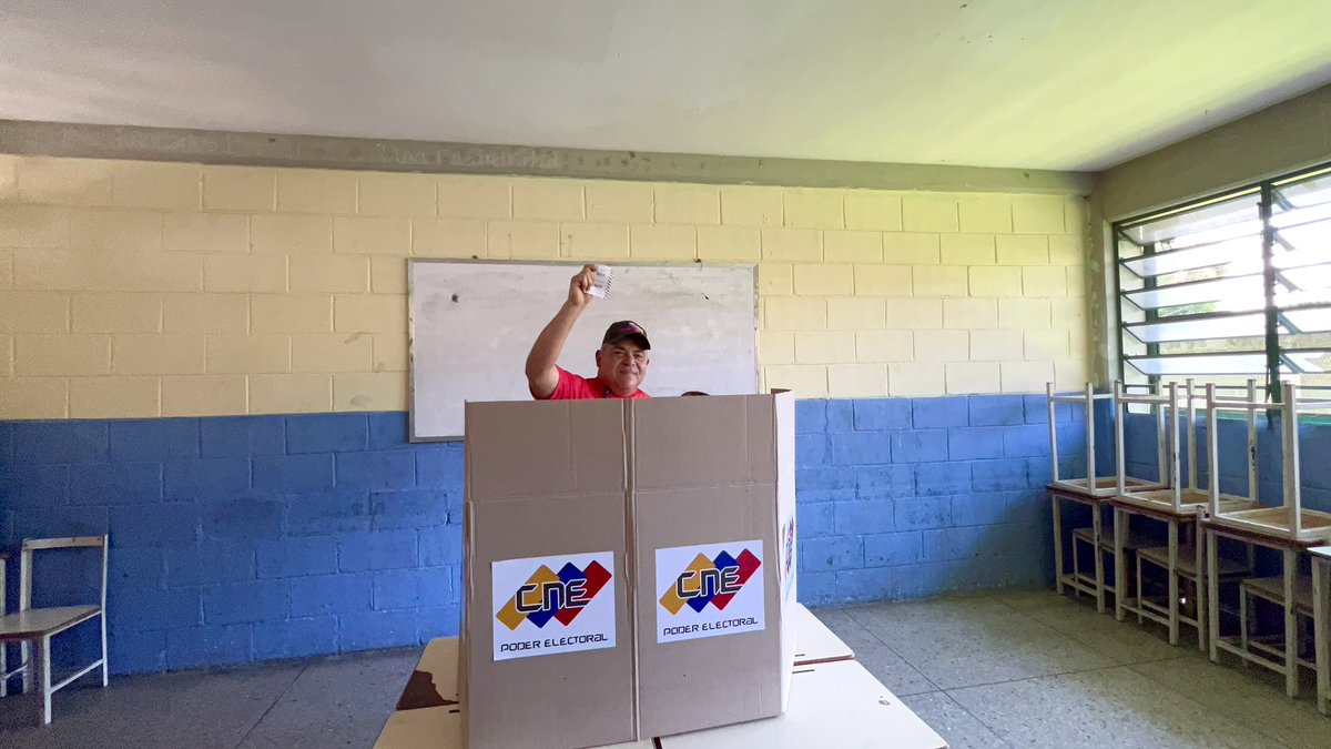 AdolfoP_Oficial's tweet photo. #3Dic Junto a mi familia, voté por mi patria, por Venezuela y nuestra soberanía. 

El Esequibo es nuestro y siempre lo será! #VenezuelaDiceSí
#LaraTodaPorElEsequibo https://t.co/gA5GrJ5Lmu