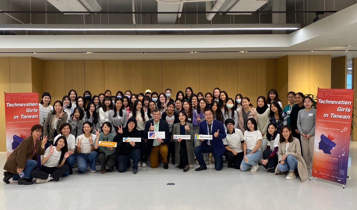 vvntp6's tweet image. Led a workshop of 50 high school girls at the @GirlsinTech Taiwan event today, sponsored by American Institute in Taiwan. I introduced the EDGE framework by @ProfLauraHuang and they LOVED it!