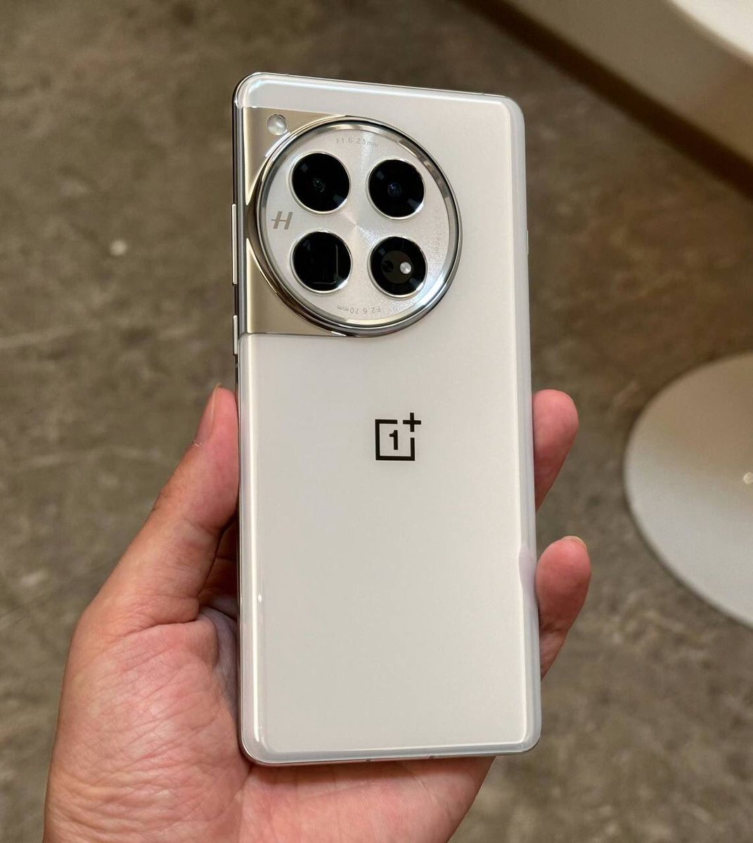 mgtechzone's tweet image. OnePlus 12 live images and hands-on images!