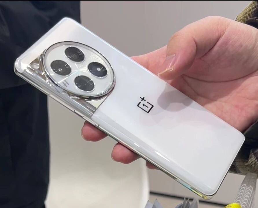 mgtechzone's tweet image. OnePlus 12 live images and hands-on images!