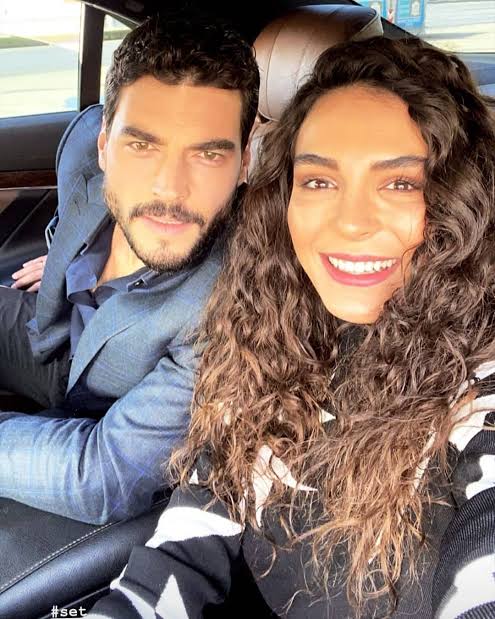 Valla inanır mısınız zamanında neredeyse diziyi beğenmeyip izlemese bile çift olarak #ReyMir 'i yani Akın ve Ebruyu çok yakıştıran onca insan varken en iyi dizi çifti ödülünü alamadıysa şimdi de çok yakıştırdığınız çiftlerin ödül almaması beni hiç şaşırtmadı
#PanteneAltınkelebek