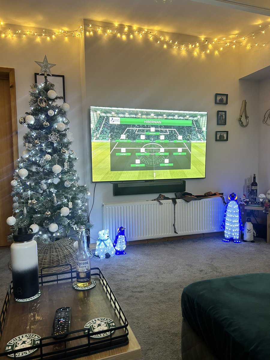 jayrobo1875's tweet photo. Tree up &amp; tree points to @HibernianFC! Class wee start to December! 👌💚 https://t.co/ELR7cq82yc