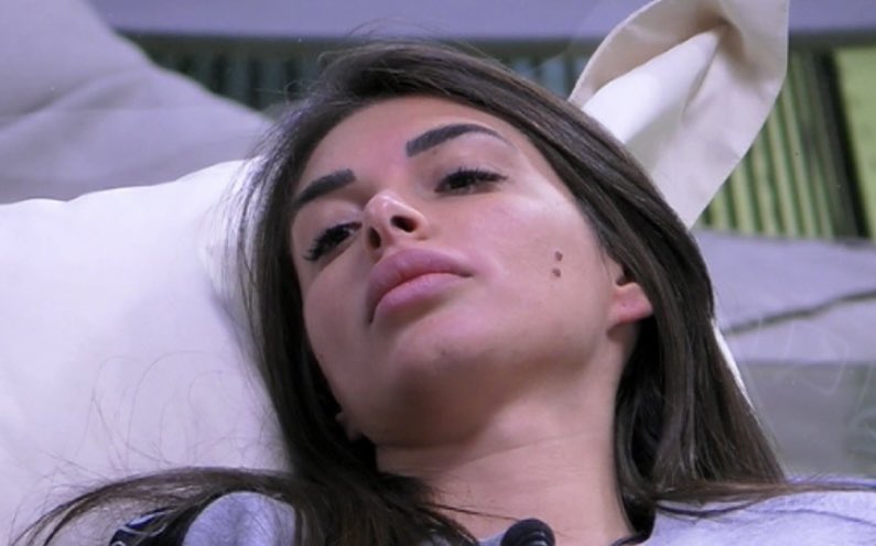 alisismy's tweet photo. Greta è stata 1 ora seduta su un puff ad aspettare che qualcuno le rivolgesse parola!

Adesso io dico, tralasciando Mirko e Perla, questa ragazza a tutti gli altri inquilini cos’ha fatto?  #GrandeFratello https://t.co/jboSl6sN6N
