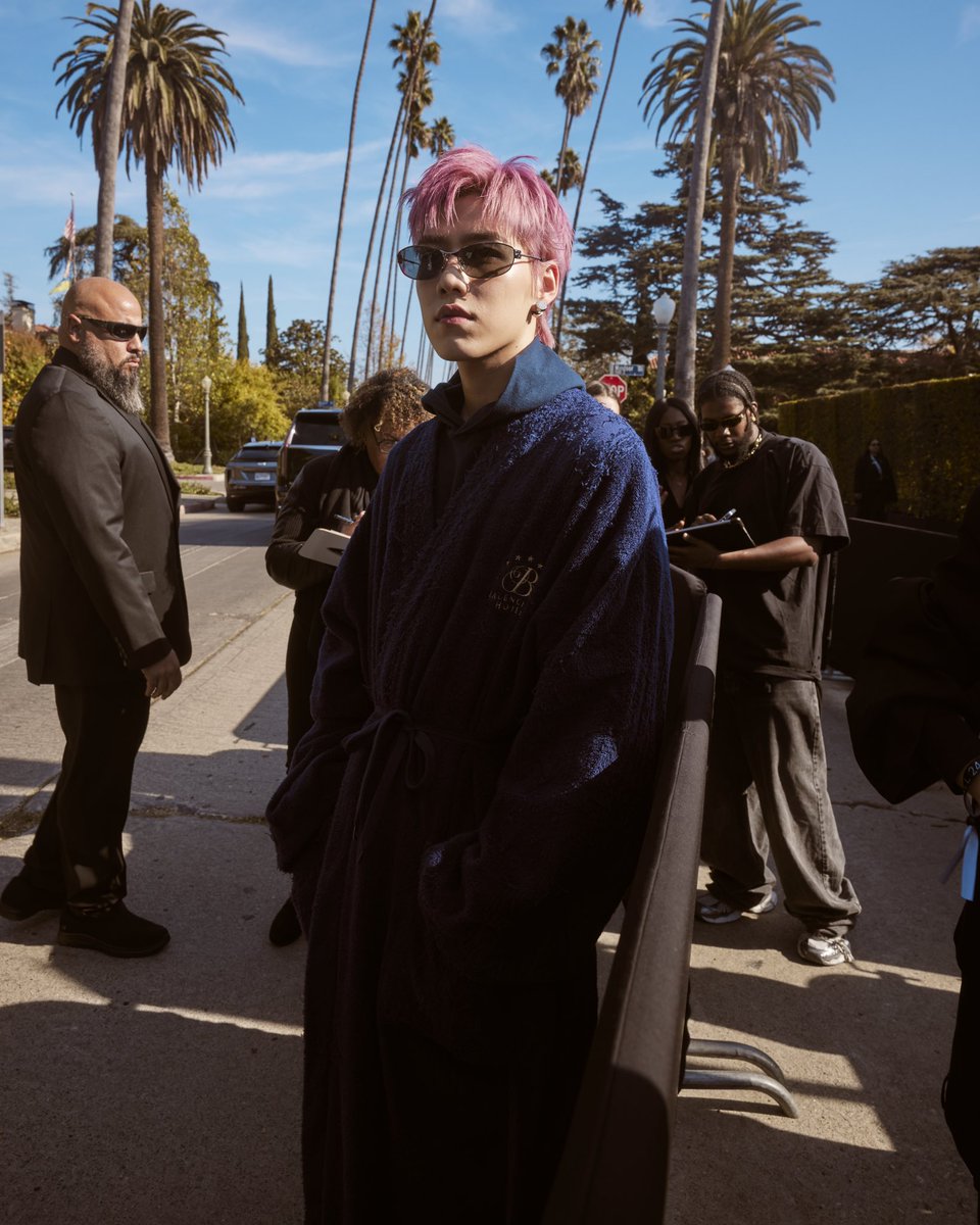 PPKrit_Ent's tweet photo. PP KRIT SHOW LOOK AT BALENCIAGA FALL 24 SHOW IN LA

แบรนด์แอมบาสเดอร์คนสำคัญของ Balenciaga อย่าง 'พีพี กฤษฏ์' เข้าร่วมชมแฟชั่นโชว์คอลเล็กชั่น Fall 24 ของ Balenciaga ณ นครลอสแองเจลลิส รัฐแคลิฟอร์เนีย ประเทศสหรัฐอเมริกา โดยในครั้งนี้ พีพีสวมใส่เสื้อโค้ทชุดคลุมอาบน้ำที่โดดเด่นและสะดุดตา ซึ่งเป็นโททัลลุคจาก Balenciaga คอลเล็กชั่นฤดูร้อน 2024 😎

#PPKRITxBALENCIAGAFALL24
#BALENCIAGA #Fall24
#PPKritt