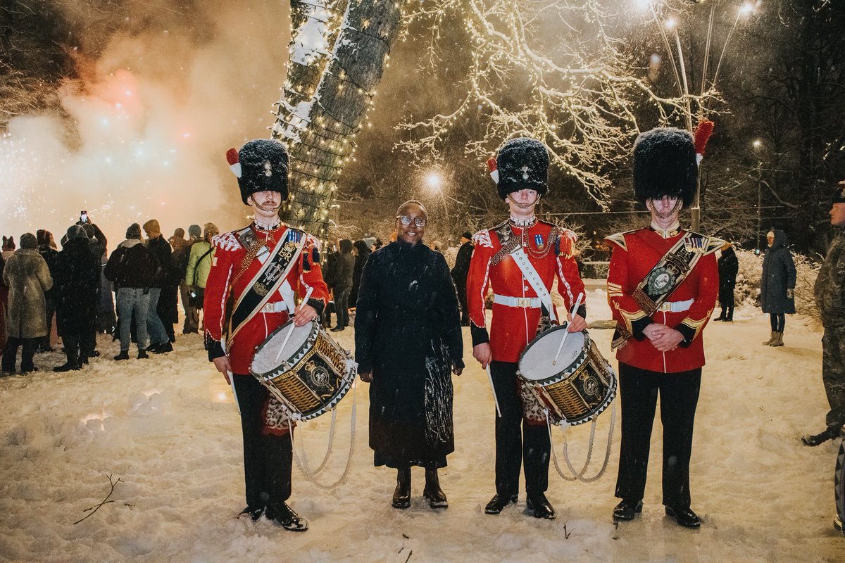 ukinestonia's tweet photo. Veetsime taas ühe imemõnusa õhtu koos Kassisaba Seltsiga!🎄
Meil on suur rõõm ja au, et meie saatkonnal on Kassisaba rahvaga nii armas koostöö! ❄️
Thanks to our excellent drummers from @FirstFusiliers and a piper from @ChurchillsOwn for support!
#MagicalTime https://t.co/Qwz2Ev1ehn
