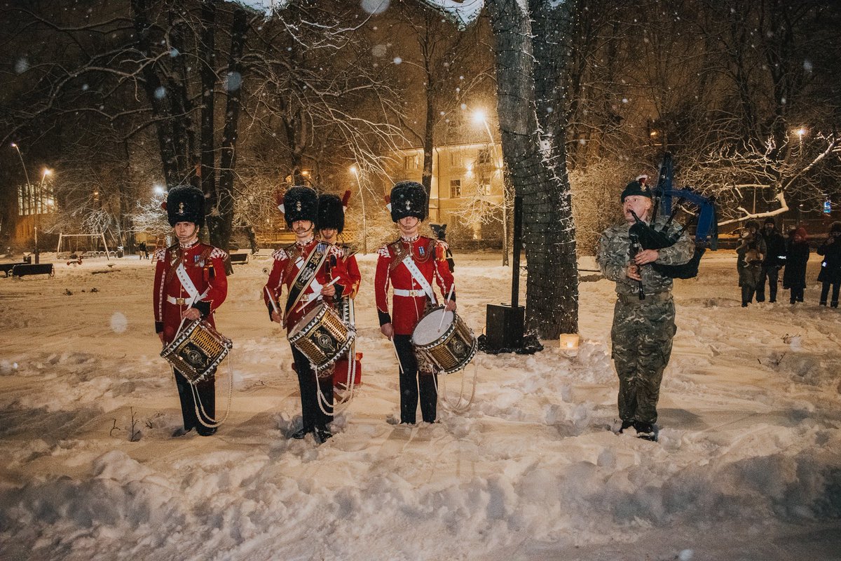 ukinestonia's tweet photo. Veetsime taas ühe imemõnusa õhtu koos Kassisaba Seltsiga!🎄
Meil on suur rõõm ja au, et meie saatkonnal on Kassisaba rahvaga nii armas koostöö! ❄️
Thanks to our excellent drummers from @FirstFusiliers and a piper from @ChurchillsOwn for support!
#MagicalTime https://t.co/Qwz2Ev1ehn
