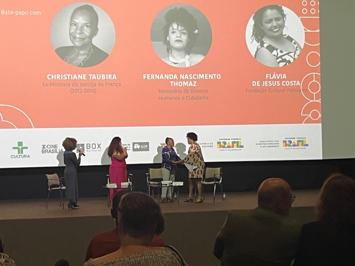 Là, à Brasilia, avec @franceaubresil, Flavia de Jesus Costa directrice du @PalmaresGovBr, Fernanda do Nascimento Thomaz coordinatrice générale de la memoire @mdhcbrasil, et Keila Santana la modératrice, trois femmes de responsabilité et d’une bousculante volonté d’action