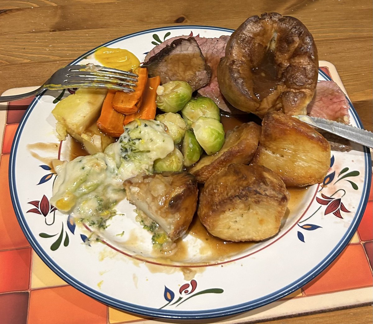 Sporting_chin's tweet photo. It’s a #RoastPost - Silverside of Irish beef with Yorkshire pudding, lardy roast potatoes parsnips and carrots, with sprouts and beocolli cheese. Yum. https://t.co/7JCjVTYQL8