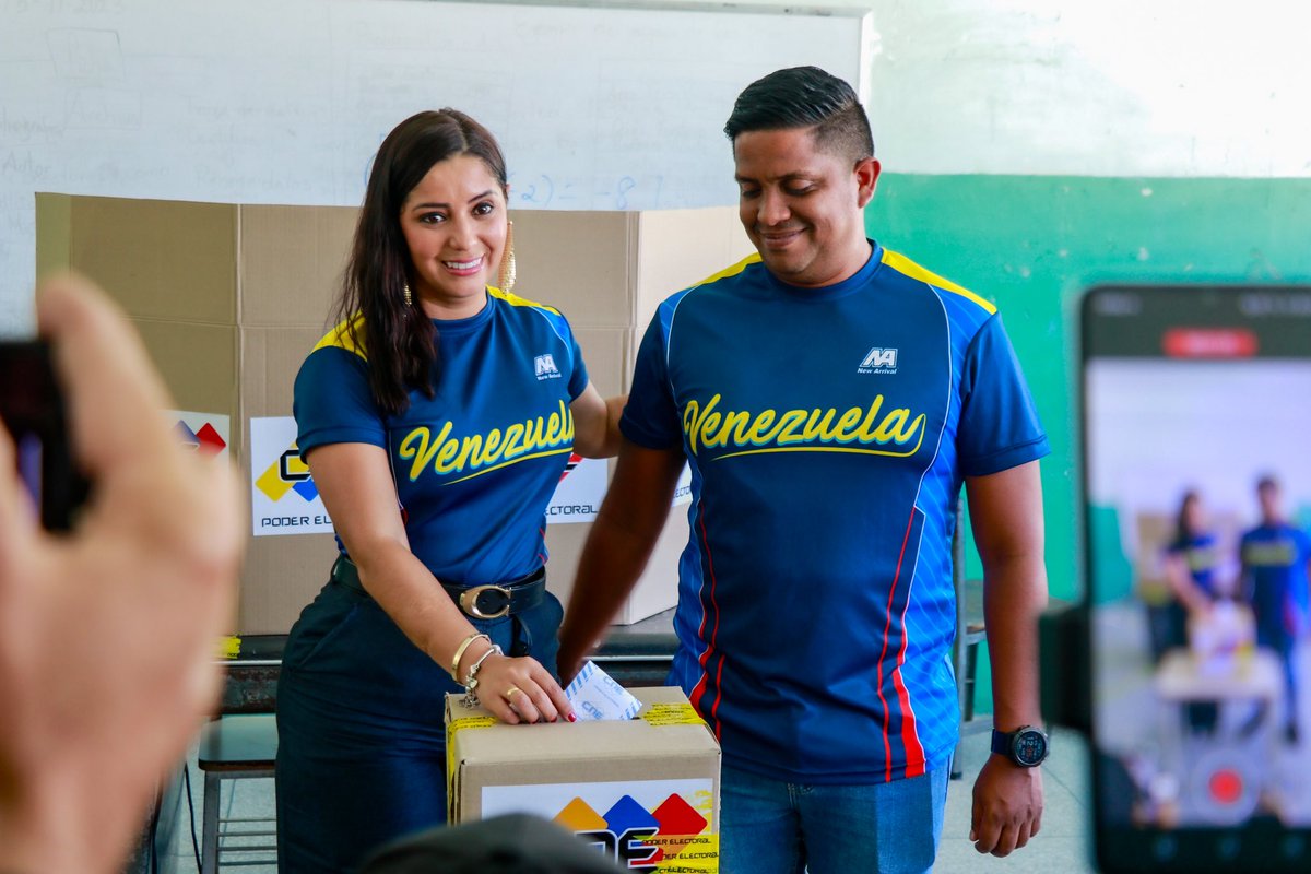 johanitakenpo's tweet photo. #3Dic Estoy llegando junto a mi @Manueljuventud2 a la E.B. Rosa Amelia Flores de la parroquia Samán de Güere a ejercer mi derecho al voto por nuestra Venezuela 🇻🇪. Hoy el pueblo de #Mariño se manifiesta por nuestra soberanía e integridad nacional #VenezuelaDiceSÍ https://t.co/Oi8D2VjGxX