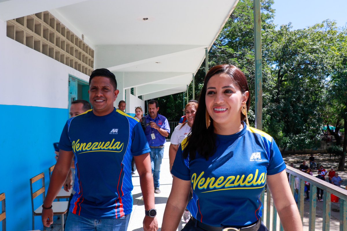 johanitakenpo's tweet photo. #3Dic Estoy llegando junto a mi @Manueljuventud2 a la E.B. Rosa Amelia Flores de la parroquia Samán de Güere a ejercer mi derecho al voto por nuestra Venezuela 🇻🇪. Hoy el pueblo de #Mariño se manifiesta por nuestra soberanía e integridad nacional #VenezuelaDiceSÍ https://t.co/Oi8D2VjGxX