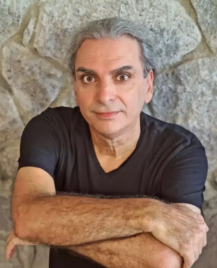 Guglielminetti's tweet photo. Daniel Langlois, pionnier visionnaire dans le domaine des technologies numériques et du cinéma, nous a quittés. Lui à sa conjointe ont été retrouvé mort dans leur véhicule incendié sur l’île de la Dominique. Une île situé entre la Guadeloupe et la Martinique.

Fondateur de Softimage en 1986, vendue à Microsoft en 1994 pour environ 200 millions de dollars, Langlois a révolutionné l'industrie de l'image numérique. En 1997, il crée la Fondation Daniel Langlois, visant à unir art, science et technologie, et à promouvoir une conscience critique des impacts technologiques sur l'humanité. La même année, il achète un bâtiment historique dans le Vieux-Montréal, le transformant en club privé 357C.

Langlois a également marqué le monde du cinéma en fondant Ex-Centris en 1999, un centre dédié au cinéma de répertoire et aux technologies novatrices. Il acquiert et gère le cinéma du Parc jusqu'en 2006, et vend les salles d'Ex-Centris en 2011. En 2018, il fonde Resilient Dominica (https://t.co/KGLL7JQ2hd) pour aider la Dominique post-ouragan Maria, soulignant son engagement envers les causes humanitaires et environnementales.

Homme d'affaires, philanthrope, et visionnaire, Daniel Langlois laisse un héritage durable dans le monde numérique, cinématographique, et au-delà. Son travail et ses projets reflètent un engagement profond envers l'innovation, la culture, et l'humanité.