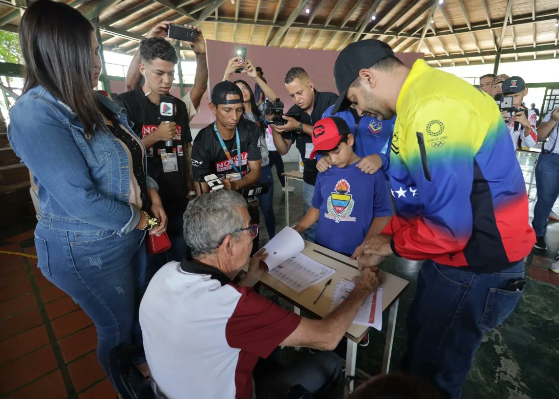 #MunicipioIribarren

El coordinador municipal del Comando de Campaña Venezuela Toda de Iribarren, @luisjonaspsuv participó a través del voto en el Referendo Consultivo en defensa de Esequibo 🇻🇪❤️🕊️
.
.
.
#VenezuelaDiceSí
#LaraTodaPorElEsequibo

@VTVcanal8