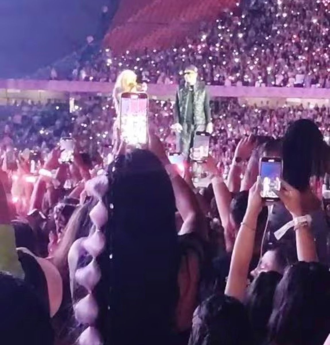 Con el doble concierto de Karol G  se cierra exitosamente 4 años de una estrategia económica de Turismo Inteligente que convirtió a Medellín en el centro del entretenimiento de America Latina.

No fue un accidente que conciertos con 2, 3 y hasta 4 fechas se realizaran solo en