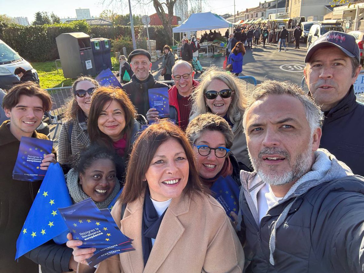 lesjem33's tweet photo. Ce matin les Jam33 se sont rendus sur le marché du Bouscat, en présence d’@AlexMartin33000, pour tracter et échanger avec les citoyens ! 🇪🇺 https://t.co/aEyayfNFIj