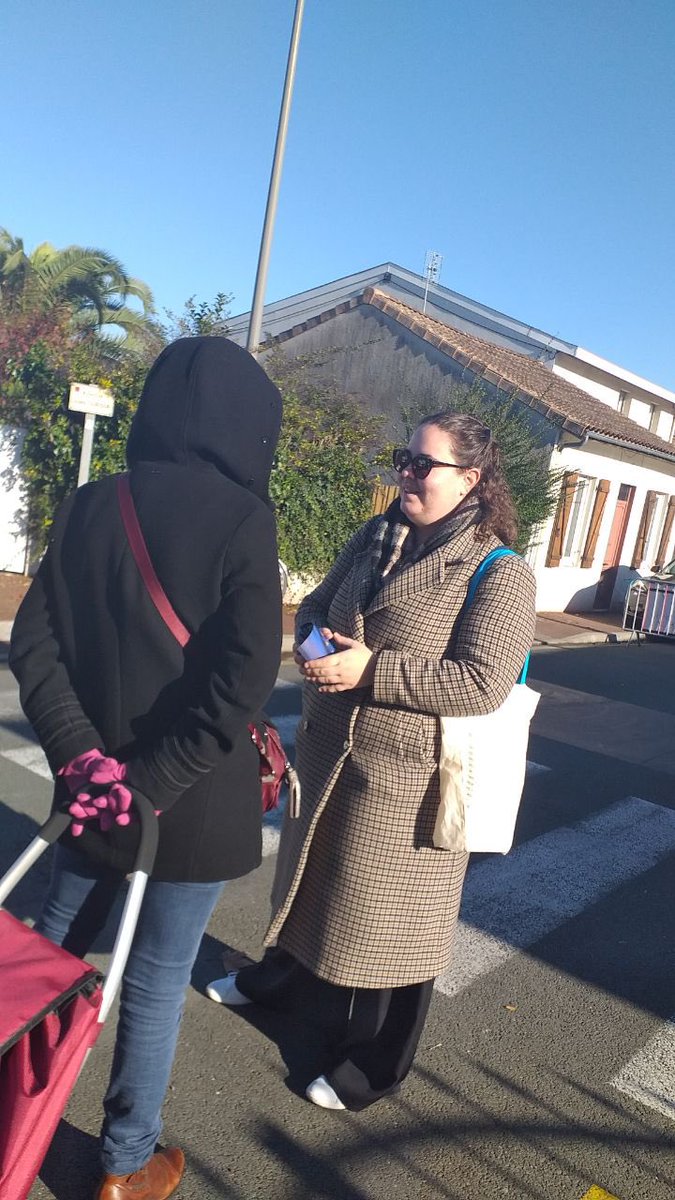 lesjem33's tweet photo. Ce matin les Jam33 se sont rendus sur le marché du Bouscat, en présence d’@AlexMartin33000, pour tracter et échanger avec les citoyens ! 🇪🇺 https://t.co/aEyayfNFIj