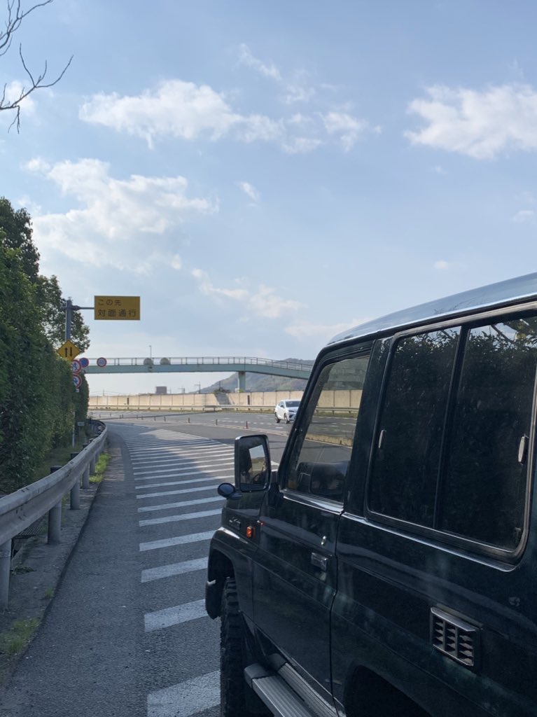 FmnlrvQ1Gg2nuyn's tweet photo. 2023年12月3日13時ごろ
広島県福山市赤坂
ワンコがバイパスを歩いていました
この子知りませんか
トイプードル？ミックス？色シルバー系

#福山市#迷い犬 https://t.co/0vrcaSKd5X
