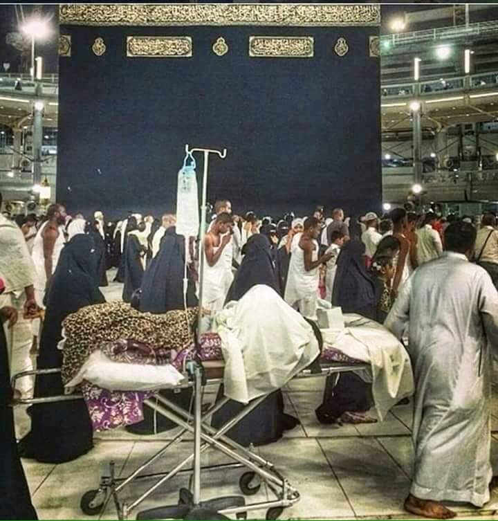 ScreenMix's tweet photo. منذ وقت ليس ببعيد، قامت سيدة تبلغ من العمر 96 عامًا بأداء الطواف وهي في أخر أيامها .. حيث كانت هذه هي أمنيتها الأخيرة في الدنيا بالرغم من مرضها وتعبها الشديد ..

وبعد ان انتهت من عمرتها توفيت بعد أيام قليلة فقط ! 💔 https://t.co/tpPBuRvpoK