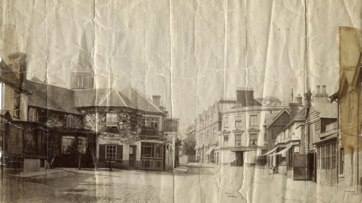 How lovely is this snapshot of Lyndhurst from our archive! If you're planning a December day out in #Lyndhurst, our trail and activity sheet is the perfect #festive activity for the whole #family - and it's free!🎄✨ The sheets are available in our museum until 23rd December.