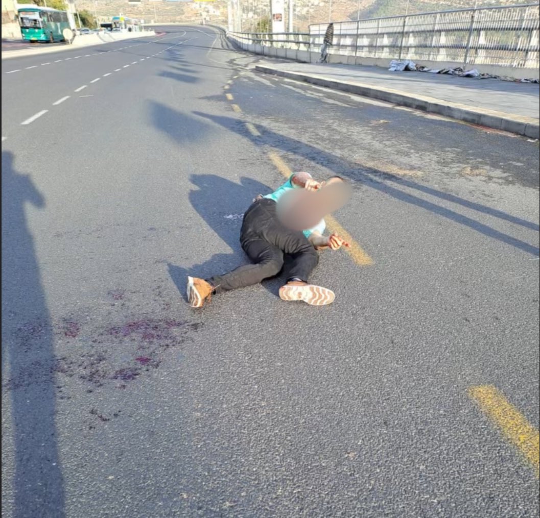 Yossi_eli's tweet photo. עוד מעט: עדות לוחם משמר הגבול שזיהה ראשון שקסטלמן מצביע על הארנק שלו בנשימתו האחרונה (כפי שרואים בתמונה) , מצביע שיראו שהוא יהודי, אך לשווא, דקות לאחר מכן הוא מתעלם. אני כותב והלב בוכה😢הלוחם ״צעקתי חדל אש, הבחור זרק את הארנק מטר וחצי שני מטר פתחתי את הארנק ואמרתי: וואו: ישראלי😢
בתמונה: קסטלמן מצביע על הארנק שזרק בנשמתו האחרונה