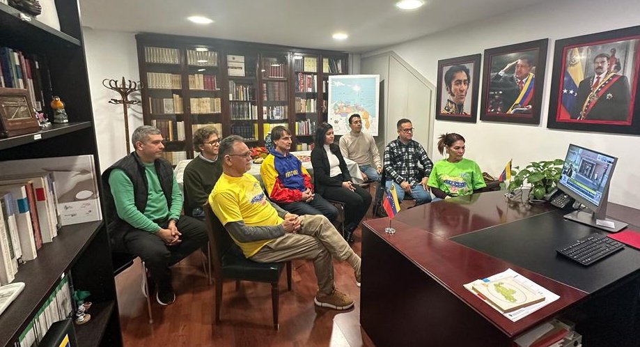 ConsVEBarcelona's tweet photo. Consulado de #Venezuela en #Barcelona sigue con atención el desarrollo del proceso electoral de este #3dic, que quedará inscrito en la historia de nuestra patria como un hito de la unidad del pueblo en la defensa de sus derechos sobre el #EsequiboSiempreNuestro
#VenezuelaDiceSi https://t.co/UwKAZLl5Pw