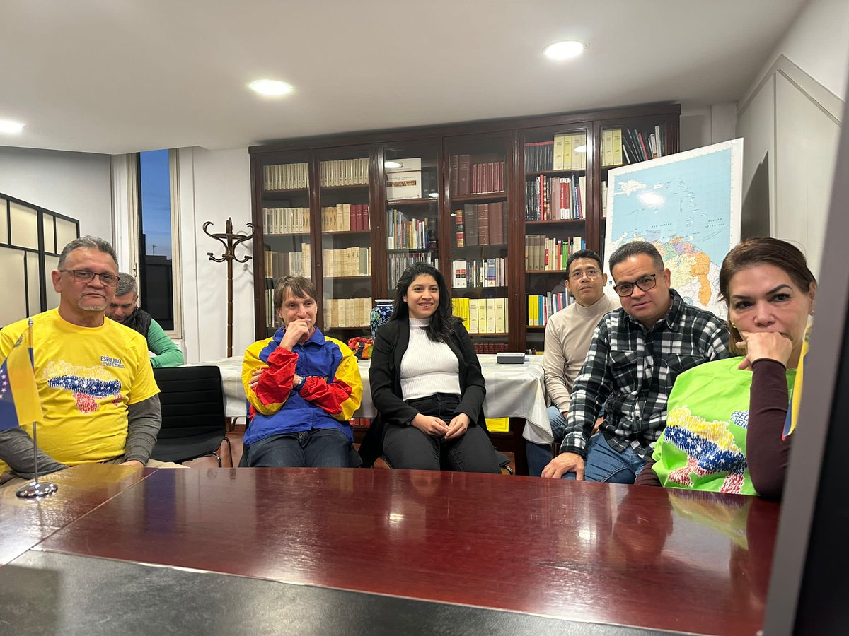 ConsVEBarcelona's tweet photo. Consulado de #Venezuela en #Barcelona sigue con atención el desarrollo del proceso electoral de este #3dic, que quedará inscrito en la historia de nuestra patria como un hito de la unidad del pueblo en la defensa de sus derechos sobre el #EsequiboSiempreNuestro
#VenezuelaDiceSi https://t.co/UwKAZLl5Pw