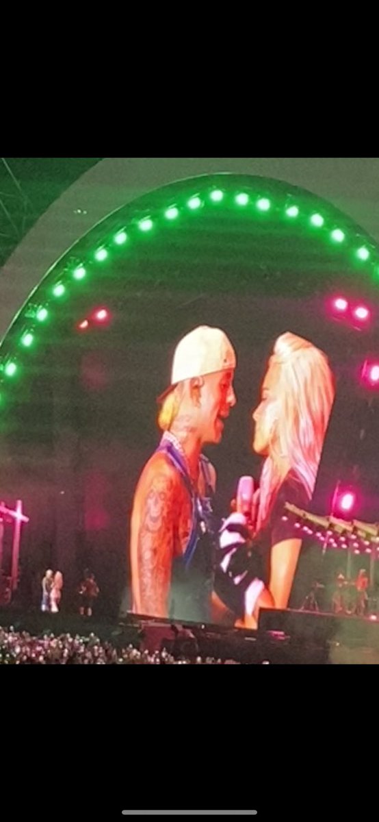 LauraTo42223871's tweet photo. Ese concierto de Karol G es todo lo que está bien en la vida. Se lució completamente la bichota. https://t.co/Pms2S2LI23
