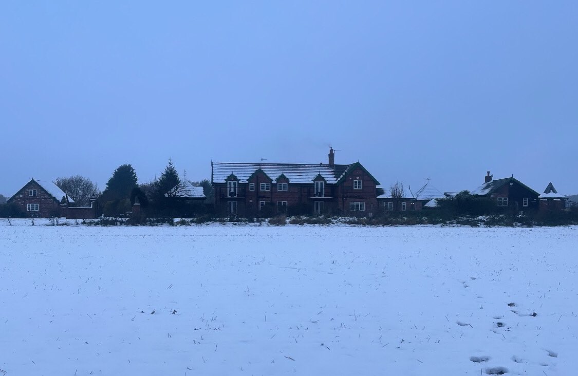 Lincoln_Retreat's tweet image. Rapid night fall of December all white @the retreat 🏡
After a playful day in the snow ❄️fires are lit 🔥and the hot tubs are steaming 
#winterholiday2023 #hottubholiday #LincsConnect #snowday #visitlincoln