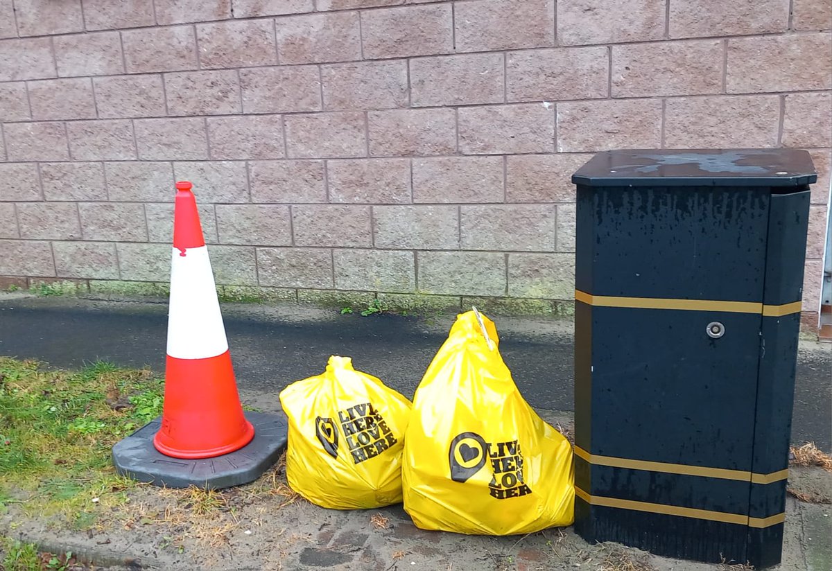 Thanks to the hearty dozen who turned up for our final #beachclean of the year at Ballyholme this morning. Despite the damp start and cold wind the group lifted 17kgs of litter from the beach and adjacent car park plus a large traffic cone! #LoveWhereYouVisit #LeaveNoTrace 🌍🚮❄️