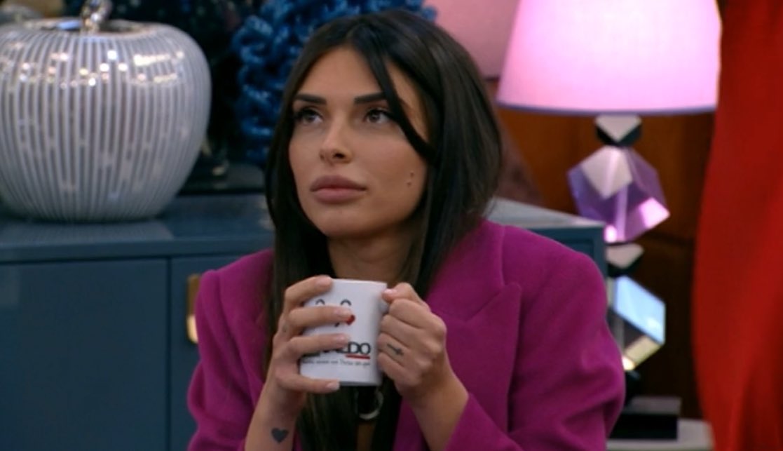 teamduranoff's tweet photo. Comunque Greta è stata una signora a non rispondere al “lei è bona, io bella” perché..

DONNA SICURA NON COMPETE.
#fillers • #grandefratello https://t.co/OArVuu9egf