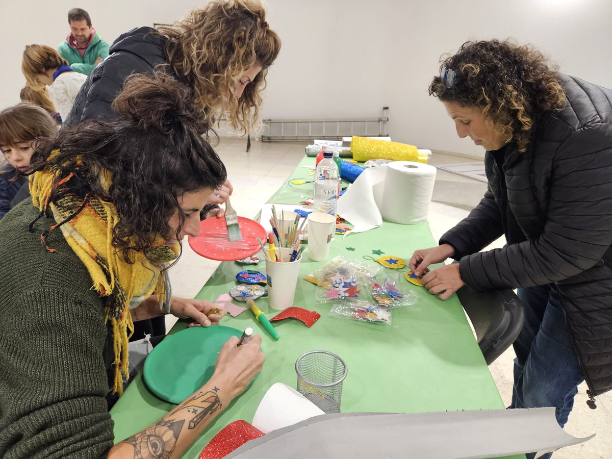 🎄 Aquesta tarda, l'Associació de veïns Font de la Mina s'ha convertit en un espai de creació de tallers de Nadal. Totes les propostes aniran destinades a una parada del Mercat de Nadal de la Vila, que es farà el 16 de desembre, i els beneficis seran per la Marató de TV3.
