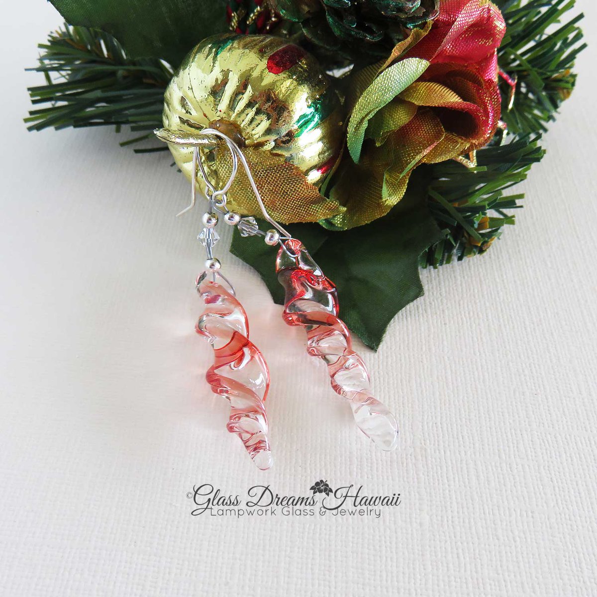 GlassHawaii's tweet image. glassdreamshawaii.etsy.com/listing/650116… Glass Icicle Dangle Earrings #boroglass #handmadelampwork #holidayjewelry #giftideas