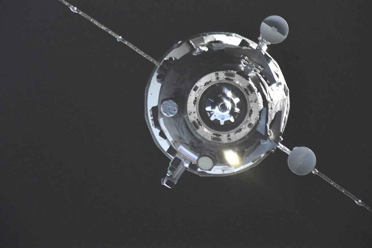 RevesdEspace's tweet photo. 🛰️ #ISS : l’amarrage du cargo #ProgressMS25 a bien eu lieu, mais en mode manuel à 11h18 UTC, suite à un pb sur le système de rdv auto KOURS. 
Oleg Kononeko à bord de l'ISS a pris les commandes. 
Le cargo amène 2 ,5 t de fret. Il s'agit du 91e amarrage d'un Progress à l'ISS. https://t.co/BVQgJlKEk0