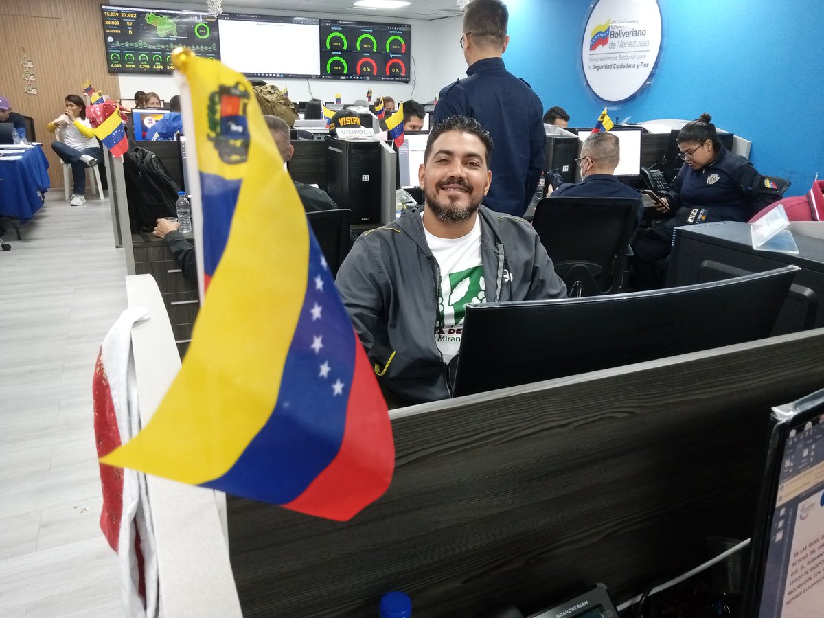 Carloskmarada's tweet photo. " pase lo que pase, bajo cualquier circunstancia seguiremos teniendo patria. Hoy tenemos una patria que defender, con el ejercicio de nuestro derecho al voto, demostremos la unidad nacional por el esequibo #YoVoteSi #VotoPorLaPatria #ElEsequiboEsDeVenezuela #VenezuelaDiceSi https://t.co/8WwgrdiAfq
