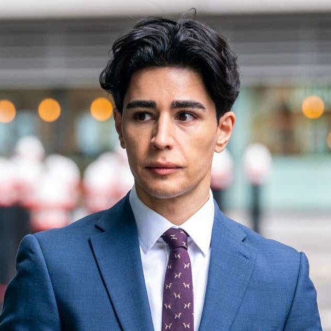 RT if you believe that the titles of Duke and Duchess of Sussex should be revoked and returned to the Crown, and that Omid Scobie should face legal action for claims made in the Dutch version of his book. 

#EndGame #DumbPrinceandHisStupidWife #MeghanMarkleisPoison ✨🇬🇧